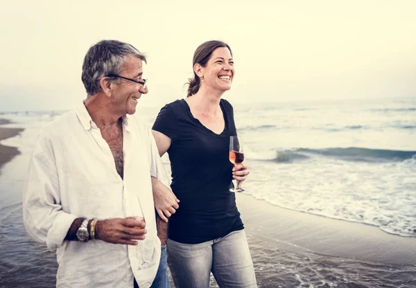 Una Pareja Paseando Por Playa — Foto de Stock