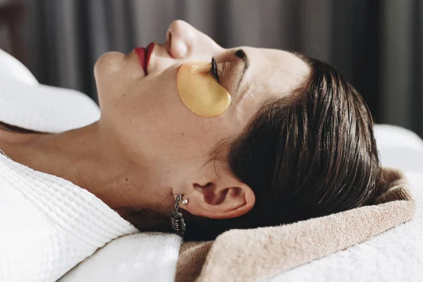 Mulher Relaxante Com Tratamento Máscara Olho Dourado — Fotografia de Stock