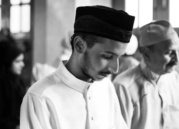 Muslim Orang Berdoa Dalam Postur Qiyaam — Stok Foto