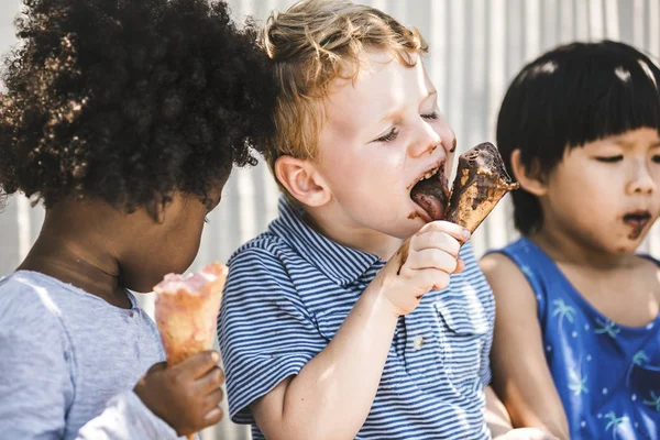 Niños Disfrutando Con Helado — Foto de Stock