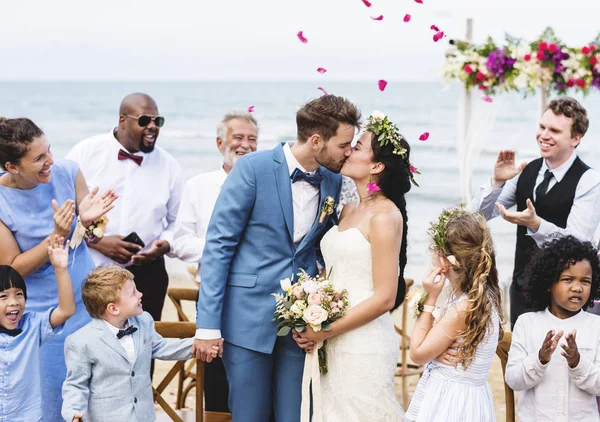 Pareja Joven Besándose Recepción Boda —  Fotos de Stock