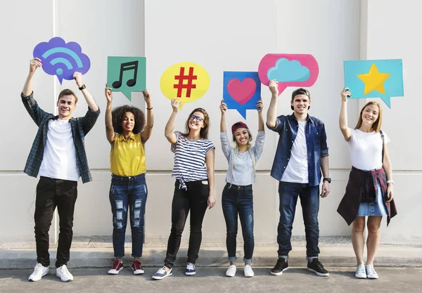 Jóvenes Amigos Diversos Sosteniendo Iconos Redes Sociales —  Fotos de Stock