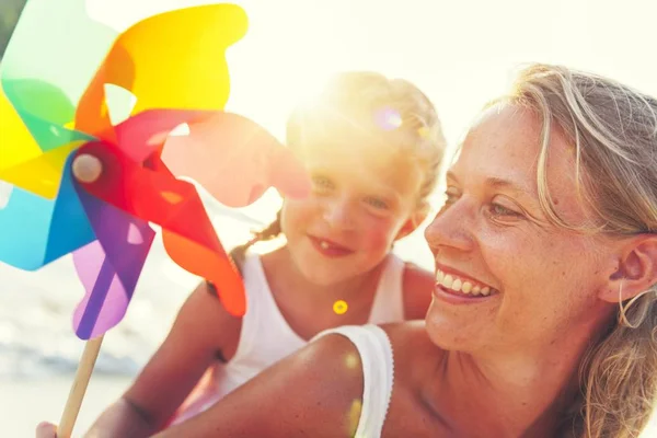 Moeder Dochter Spelen Het Strand — Stockfoto