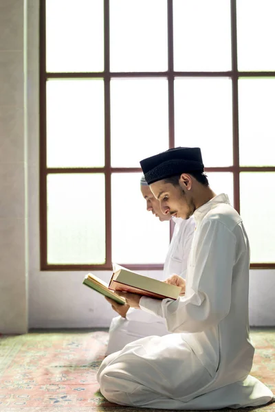 Мусульмане Читающие Курана — стоковое фото