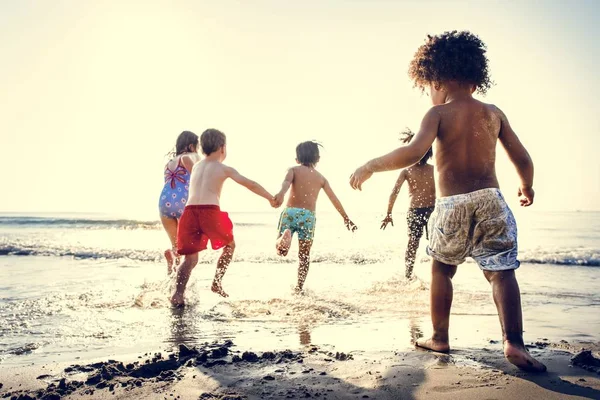 Bambini Che Divertono Spiaggia — Foto Stock