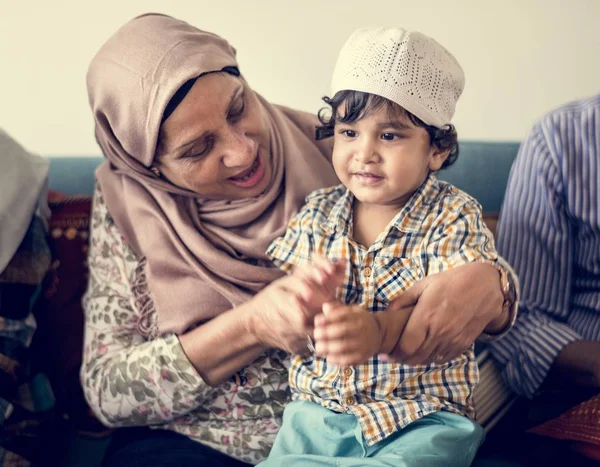 Muslim Anak Kecil Dengan Keluarganya — Stok Foto
