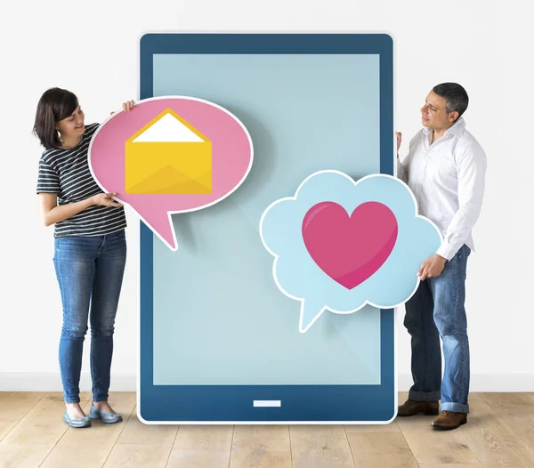 Paar Holding Tekstballonnen Tablet — Stockfoto