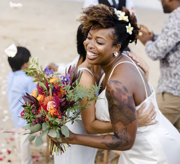 彼女の友人をハグのアフリカの花嫁 — ストック写真