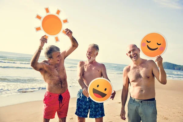 Büyükler Düzeyinde Erkekler Plajda Eğlenmek — Stok fotoğraf