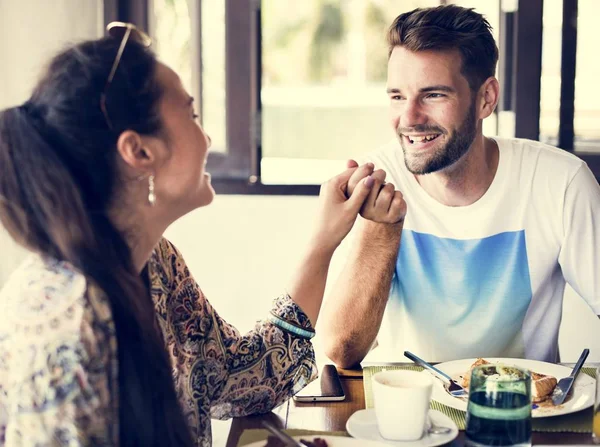 ホテルの朝食を食べるカップル — ストック写真