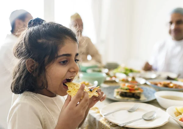 Familia Musulmana Teniendo Una Fiesta Ramadán —  Fotos de Stock