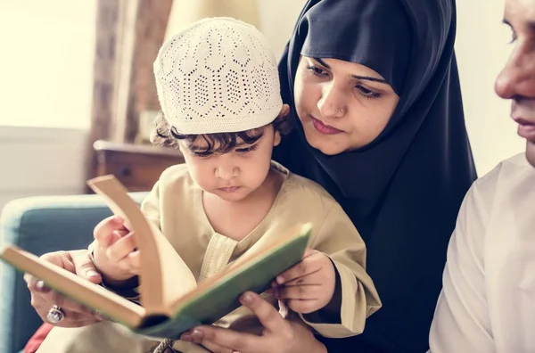 Muslim Membaca Dari Quran — Stok Foto