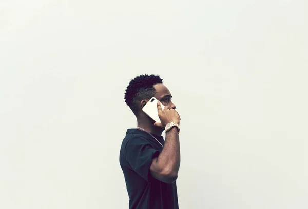 Hombre Africano Usando Teléfono Móvil — Foto de Stock