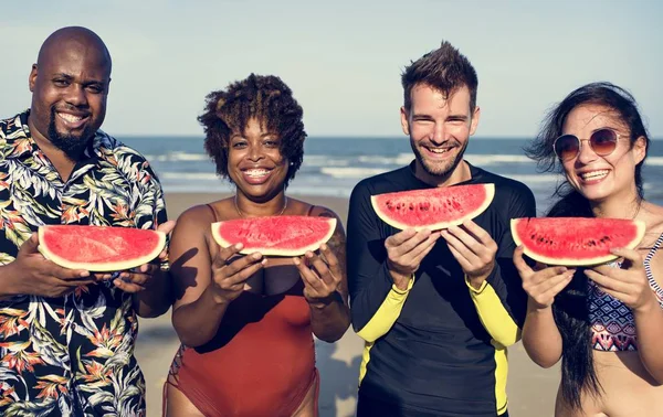 Φίλοι Που Τρώει Καρπούζι Στην Παραλία — Φωτογραφία Αρχείου