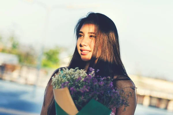 Menina Asiática Carregando Buquê Flores — Fotografia de Stock