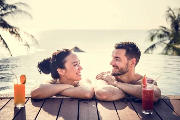 Casal Jovem Relaxante Resort — Fotografia de Stock