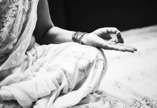 Una Mujer India Meditando Sola — Foto de Stock