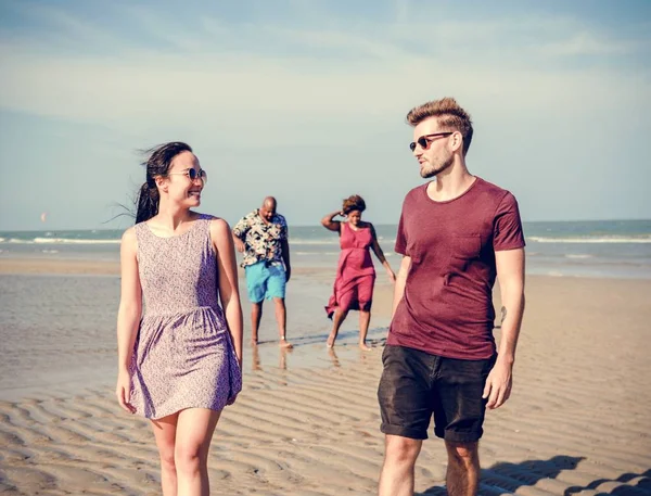 Verschillende Vrienden Plezier Het Strand — Stockfoto