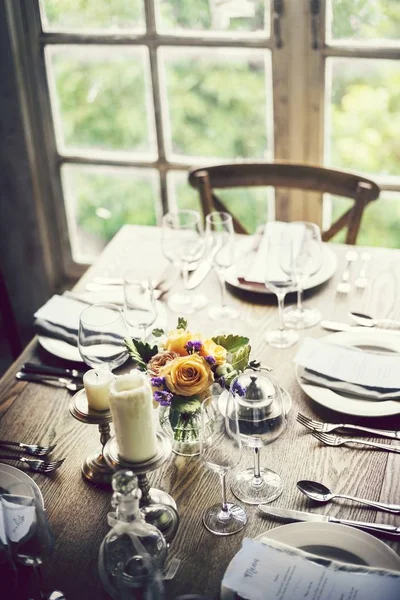 Yemek Masası Bir Restoranda Ayarla — Stok fotoğraf