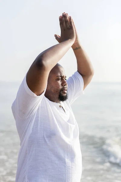 Αφρικανική Αμερικανική Άνθρωπος Που Την Πρακτική Της Γιόγκα Στην Παραλία — Φωτογραφία Αρχείου