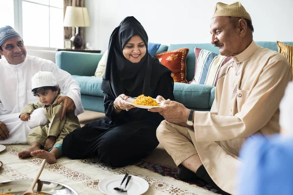 Muslimsk Familj Äter Middag Golvet Firar Ramadan — Stockfoto