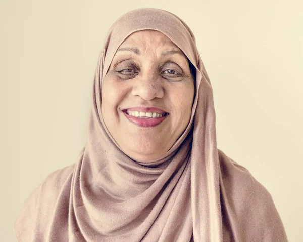 Retrato Uma Mulher Muçulmana Sênior — Fotografia de Stock