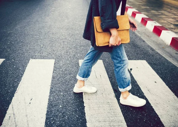 Persona Caminando Través Del Carril Peatonal — Foto de Stock