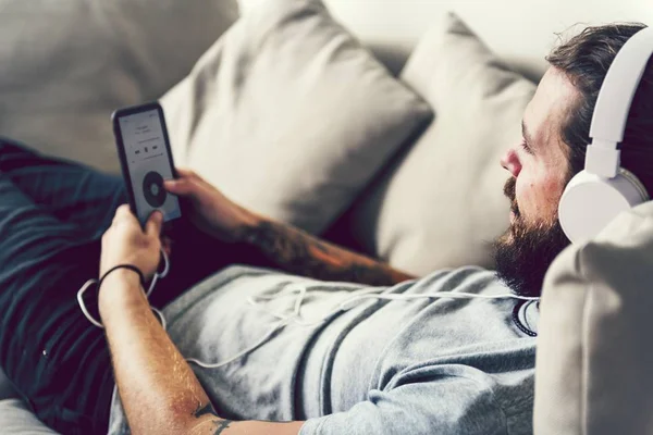 Caucásico Hombre Disfrutando Música Casa — Foto de Stock