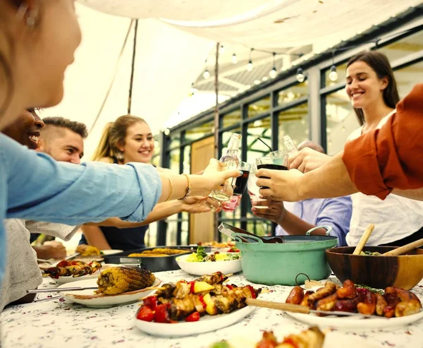 Amigos Brindando Una Fiesta Verano — Foto de Stock