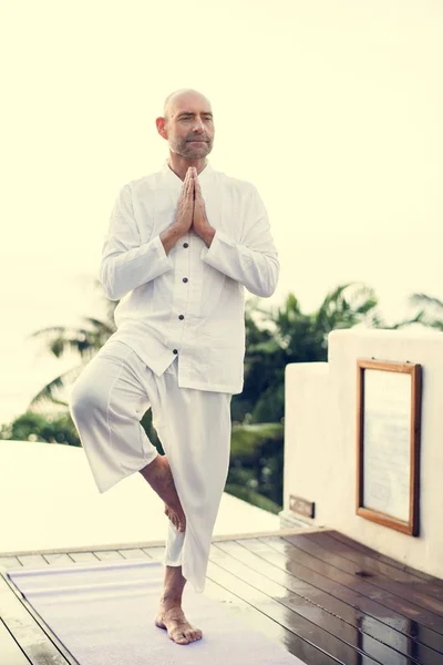Adulto Mayor Practicando Yoga Junto Piscina — Foto de Stock