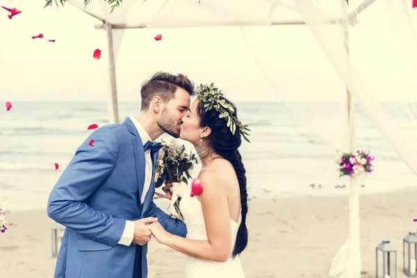 Casal jovem beijando na recepção do casamento — Fotografia de Stock