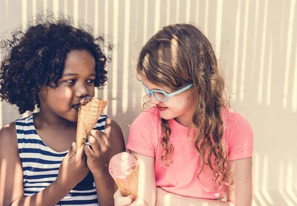 Маленькие Девочки Наслаждаются Мороженым — стоковое фото