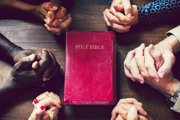 Menschen Mit Glauben Die Heilige Bibel — Stockfoto