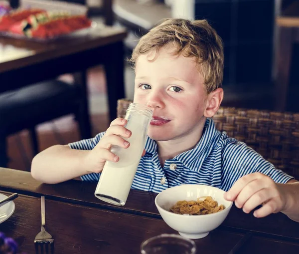 Kaukasische Kind Alleen Ontbijten — Stockfoto
