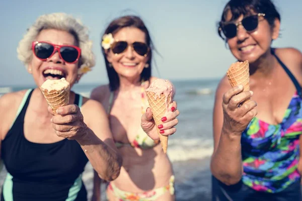 Senior Vänner Njuter Stranden Sommaren — Stockfoto