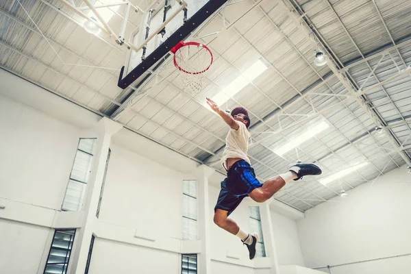 スラムダンクを作る若いバスケット ボール選手 — ストック写真