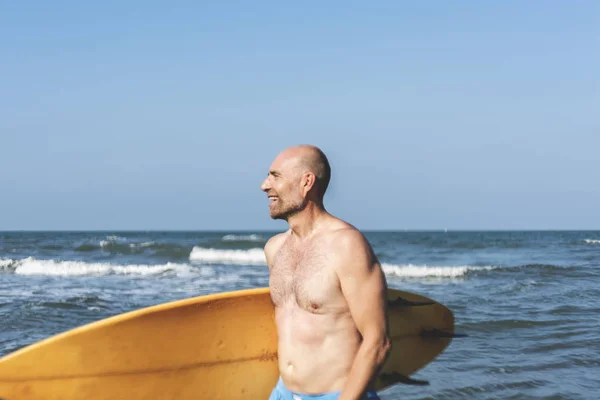 Ein Mann Mit Einem Surfbrett Der Küste — Stockfoto