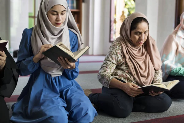 Mujeres Musulmanas Leyendo Corán Mezquita Durante Ramadán — Foto de Stock
