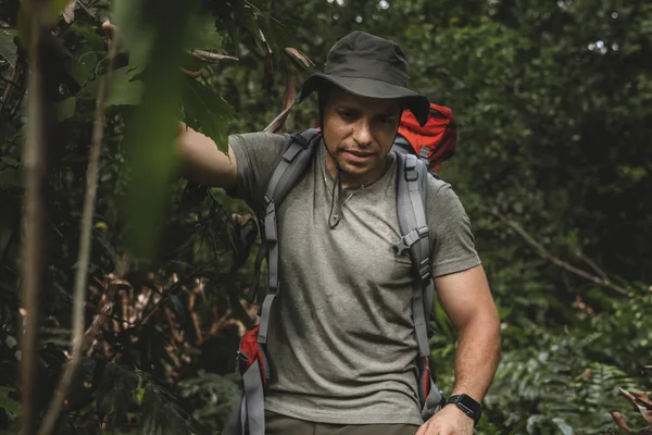 Masculino Mochileiro Trekking Floresta — Fotografia de Stock