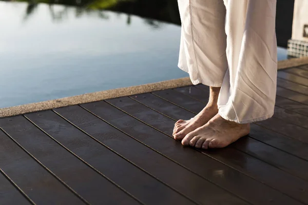 Adulte Aîné Pratiquant Yoga Bord Piscine — Photo