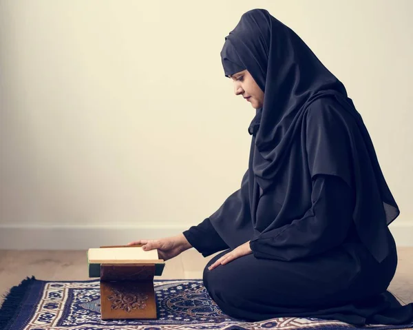 Wanita Muslim Membaca Dari Quran — Stok Foto