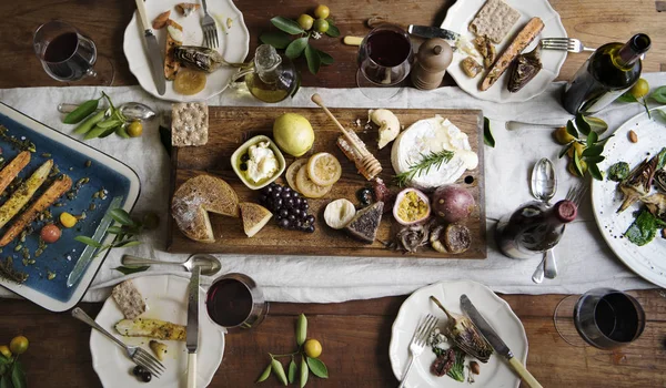 Cena Estilo Rústico Con Plato Queso — Foto de Stock