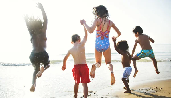 Bambini Che Divertono Spiaggia — Foto Stock