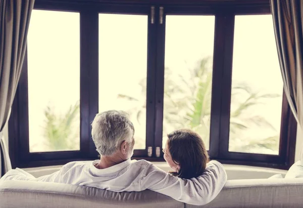 Una Pareja Ancianos Sentados Sofá — Foto de Stock