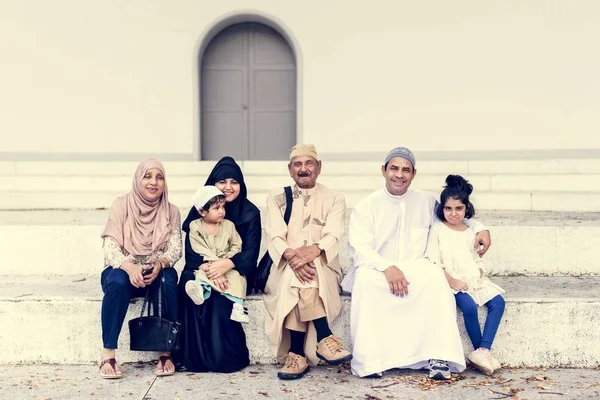 Keluarga Muslim Duduk Bersama Luar Ruangan — Stok Foto