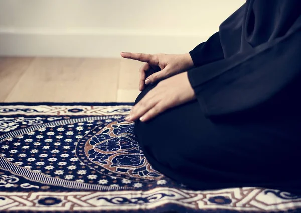 Doa Muslim Tashahhud Postur Gambar Dipotong Orang Duduk Karpet Dengan — Stok Foto