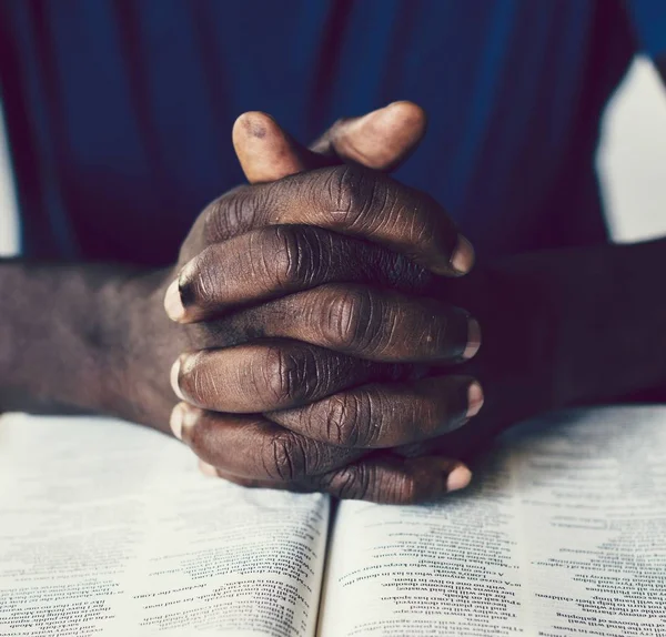 Afro Américain Priant Dieu Mains Sur Livre Bible — Photo