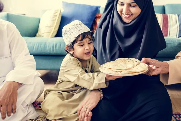 Família Muçulmana Janta Chão Comemorando Ramadã — Fotografia de Stock