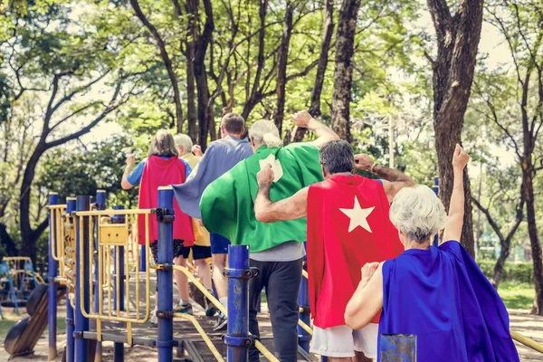 Achteraanzicht Van Mensen Dragen Kleurrijke Superheld Kostuums Park — Stockfoto