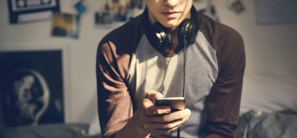 Хлопчик Підліток Спальні Слухає Музику Через Свій Смартфон — стокове фото